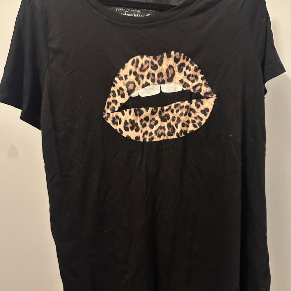 Torrid Black T-Shirt with Leopard Print Lips